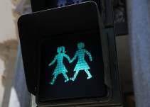 Madrid instala sus primeros semáforos inclusivos, igualitarios y paritarios