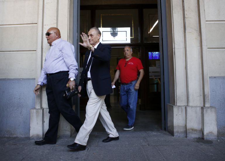 El expresidente del Real Betis Manuel Ruiz de Lopera, a la salida de la Audiencia de Sevilla donde iba a declarar en el juicio que se sigue contra él acusado El expresidente del Real Betis Manuel Ruiz de Lopera, a la salida de la Audiencia de Sevilla donde iba a declarar en el juicio que se sigue contra él acusado