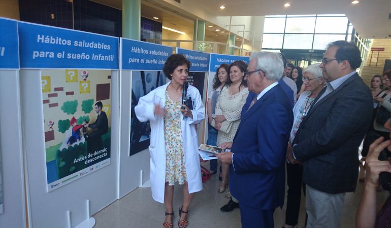 El consejero de Sanidad madrileño y el alcalde de Leganés, Santiago Llorente, con los responsables de la campaña El consejero de Sanidad madrileño y el alcalde de Leganés, Santiago Llorente, con los responsables de la campaña