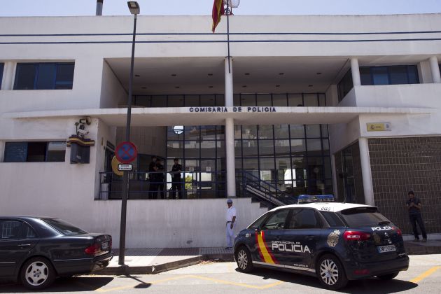 Fachada de la comisaría de Marbella (Málaga) donde el futbolista Theo Hernández ha prestado declaración en relación con una denuncia presentada por una joven por agresión sexual. El jugador cedido en el Alavés por el Atlético de Madrid, que ha sido fichado por el Real Madrid para la próxima temporada Fachada de la comisaría de Marbella (Málaga) donde el futbolista Theo Hernández ha prestado declaración en relación con una denuncia presentada por una joven por agresión sexual. El jugador cedido en el Alavés por el Atlético de Madrid, que ha sido fichado por el Real Madrid para la próxima temporada