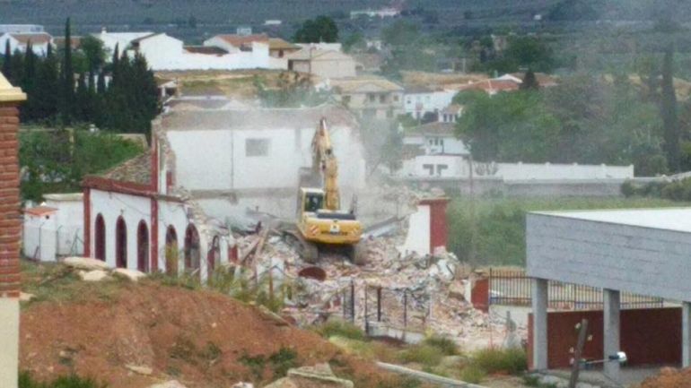 Demolición de la estación de tren de Loja (Granada) por el Ministerio de Fomento Demolición de la estación de tren de Loja (Granada) por el Ministerio de Fomento