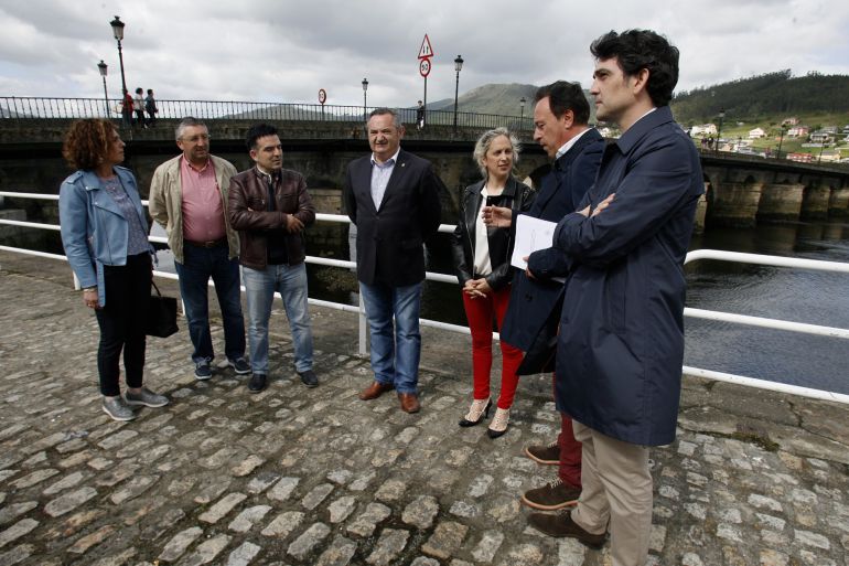 José Manuel Balseiro en el centro, junto a la alcaldesa de Viveiro, María Loureiro, en la presentación de las obras en las inmeidaciones del puente en el que se actuará José Manuel Balseiro en el centro, junto a la alcaldesa de Viveiro, María Loureiro, en la presentación de las obras en las inmeidaciones del puente en el que se actuará