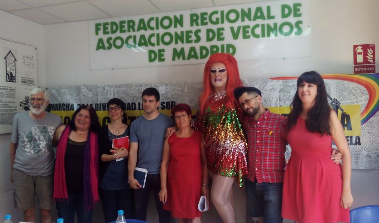 Diferentes portavoces de las plataformas vecinales implicadas en Orgullo de Periferia, tras la rueda de prensa. Diferentes portavoces de las plataformas vecinales implicadas en Orgullo de Periferia, tras la rueda de prensa.