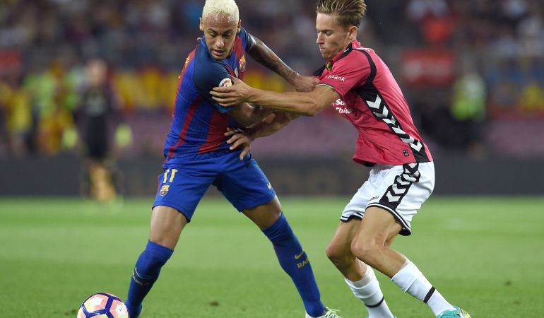 Raúl García Carnero (d) intenta arrebatar el balón al barcelonista Neymar Jr. en el partido de esta temporada disputado en el Nou Camp Raúl García Carnero (d) intenta arrebatar el balón al barcelonista Neymar Jr. en el partido de esta temporada disputado en el Nou Camp