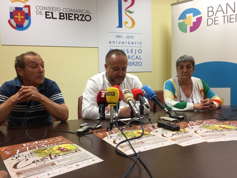 Presentación en el Consejo Comarcal de la ruta de la ruta Entre-castaños Presentación en el Consejo Comarcal de la ruta de la ruta Entre-castaños