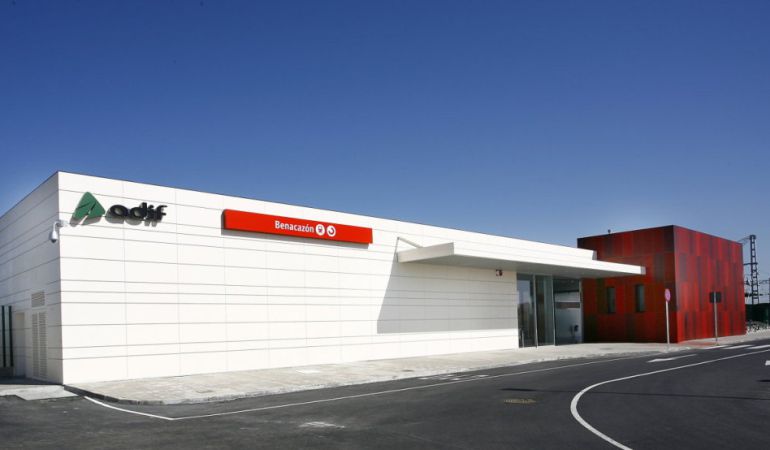 Detenidos cuatro menores por 20 delitos de robo y daños en vehículos e instalaciones de Renfe Detenidos cuatro menores por 20 delitos de robo y daños en vehículos e instalaciones de Renfe