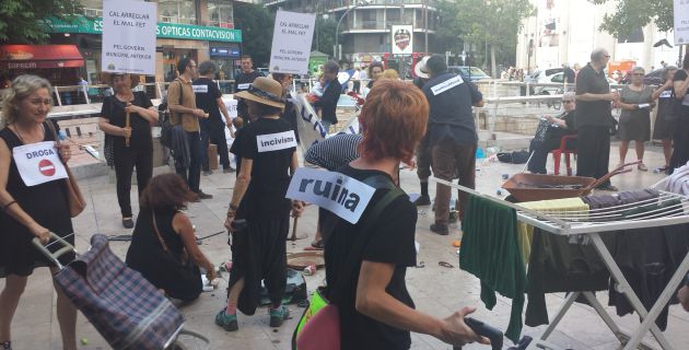 Un momento de la performance de los vecinos del Cabanyal en la plaza de los Pinazo Un momento de la performance de los vecinos del Cabanyal en la plaza de los Pinazo