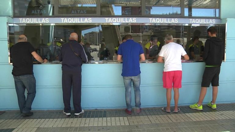 Decenas de celtistas renuevan sus abonos en el primer día Decenas de celtistas renuevan sus abonos en el primer día