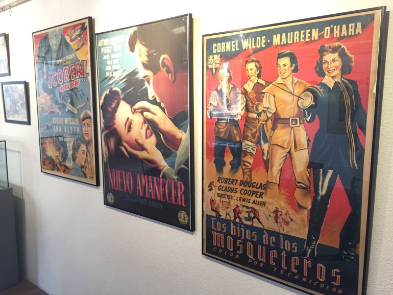Tres dels cartells de cine originals que s'exposen als Reials Col·legis. Tres dels cartells de cine originals que s'exposen als Reials Col·legis.