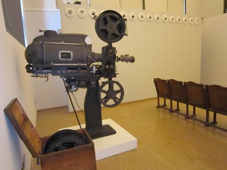 El Museu Municipal de Tortosa exposa aquests dies el projector del ja desaparegut Centre del Comerç. El Museu Municipal de Tortosa exposa aquests dies el projector del ja desaparegut Centre del Comerç.