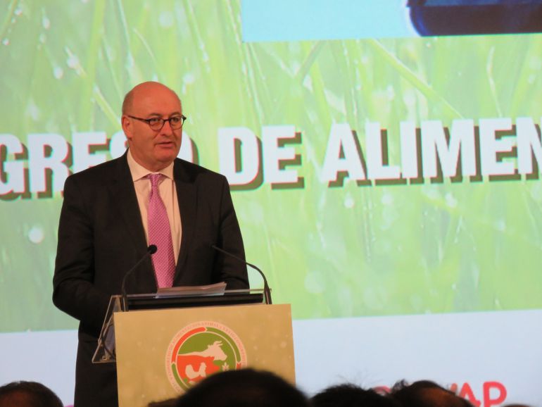 Phil Hogan durante su intervención en el V Congreso de Alimentación Animal en Córdoba Phil Hogan durante su intervención en el V Congreso de Alimentación Animal en Córdoba