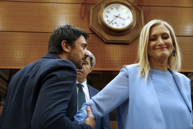 La presidenta de la Comunidad de Madrid, Cristina Cifuentes (d), y el secretario general de Podemos en Madrid, Ramón Espinar (i). La presidenta de la Comunidad de Madrid, Cristina Cifuentes (d), y el secretario general de Podemos en Madrid, Ramón Espinar (i).