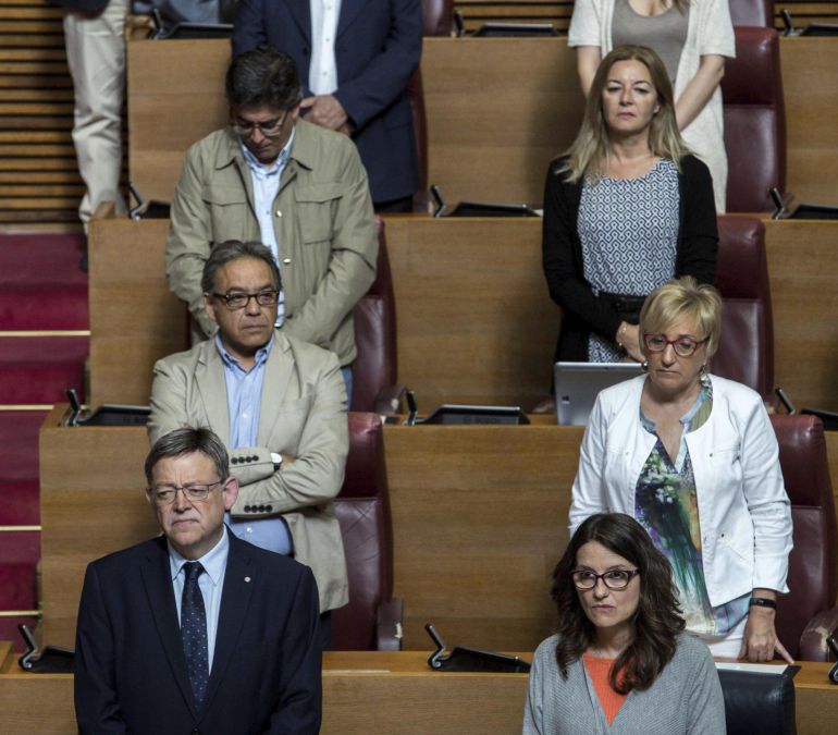 El president de la Generalitat, Ximo Puig , junto a la vicepresidenta, Mónica Oltra , durante el minuto de silencio que se ha guardado en el Pleno de Les Corts Valencianes en memoria de Ignacio Echeverría, uno de los fallecidos en el atentado de Londres. El president de la Generalitat, Ximo Puig , junto a la vicepresidenta, Mónica Oltra , durante el minuto de silencio que se ha guardado en el Pleno de Les Corts Valencianes en memoria de Ignacio Echeverría, uno de los fallecidos en el atentado de Londres.