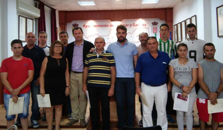 Foto de familia con el alcalde, diputado y algunos de los agricultores Foto de familia con el alcalde, diputado y algunos de los agricultores