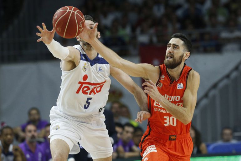 GRA694. MADRID. 09062017.- El alero del Real Madrid Rudy Fernández (i) lucha el balón con Joan Sastre, del Valencia Basket, durante el primer partido de la final de la Liga ACB que se disputa esta noche en el Palacio de los Deportes de la Comunidad de Madrid. EFEJuan Carlos Hidalgo GRA694. MADRID. 09062017.- El alero del Real Madrid Rudy Fernández (i) lucha el balón con Joan Sastre, del Valencia Basket, durante el primer partido de la final de la Liga ACB que se disputa esta noche en el Palacio de los Deportes de la Comunidad de Madrid. EFEJuan Carlos Hidalgo