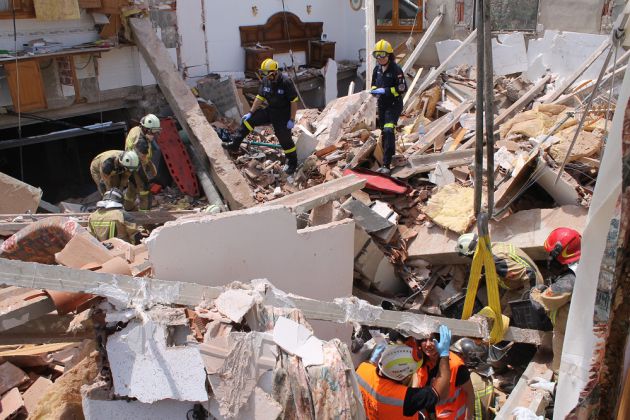 Los bomberos de la Diputación Provincial de Zaragoza han invertido 2 horas y cuarto en rescatar a los dos albañiles Los bomberos de la Diputación Provincial de Zaragoza han invertido 2 horas y cuarto en rescatar a los dos albañiles