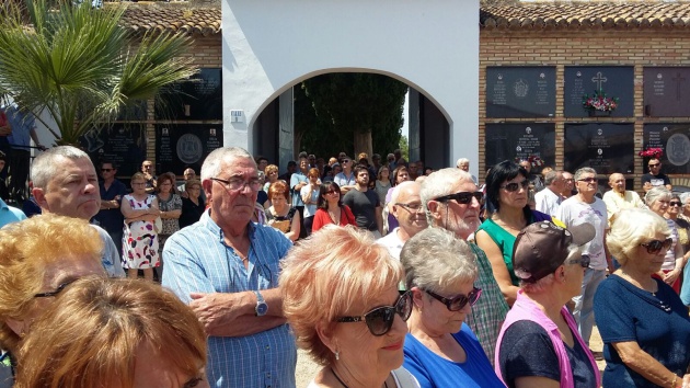 Algunos asistentes al homenaje a los vecinos de Buñol fallecidos durante la Guerra Civil, la Posguerra y la Segunda Guerra Mundial Algunos asistentes al homenaje a los vecinos de Buñol fallecidos durante la Guerra Civil, la Posguerra y la Segunda Guerra Mundial
