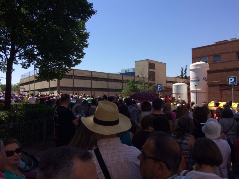 Más de 1.000 personas “abrazan” el Hospital de Móstoles en defensa de la sanidad pública Más de 1.000 personas “abrazan” el Hospital de Móstoles en defensa de la sanidad pública
