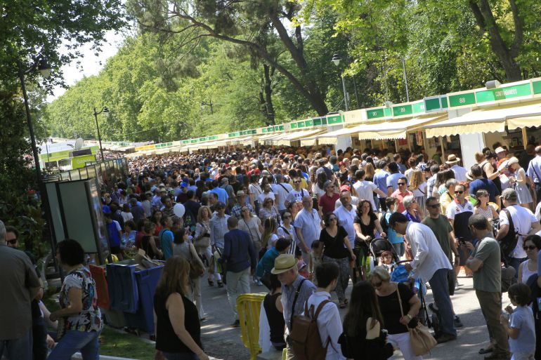 Visitantes en la Feria del Libro de Madrid Visitantes en la Feria del Libro de Madrid