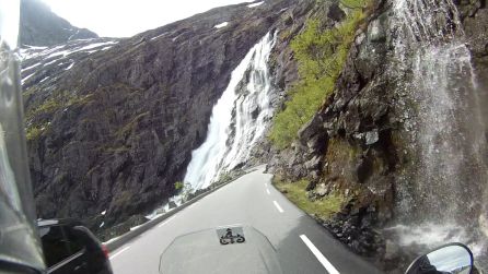 El agua salta a la carretera en la subida a la "Escalera del Troll" El agua salta a la carretera en la subida a la "Escalera del Troll"