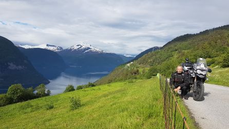 El fiordo desde la granja de unos lugareños El fiordo desde la granja de unos lugareños