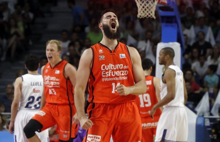 GRA668. MADRID. El pívot montenegrino del Valencia Basket Bojan Dubljevic, durante el partido frente al Real Madrid, el primero de la final de la Liga ACB que se disputa esta noche en el Palacio de los Deportes de la Comunidad de Madrid. EFE, Juan Carlos Hidalgo GRA668. MADRID. El pívot montenegrino del Valencia Basket Bojan Dubljevic, durante el partido frente al Real Madrid, el primero de la final de la Liga ACB que se disputa esta noche en el Palacio de los Deportes de la Comunidad de Madrid. EFE, Juan Carlos Hidalgo