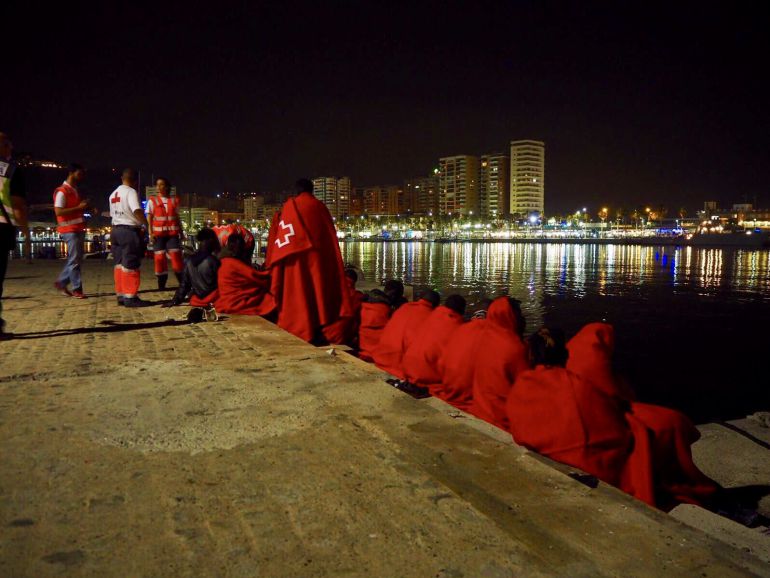 Los inmigrantes fueron atendidos por efectivos de Cruz Roja en el puerto de Málaga Los inmigrantes fueron atendidos por efectivos de Cruz Roja en el puerto de Málaga