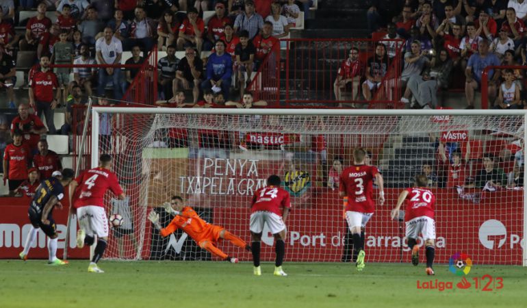 Momento en que Manolo Reina atura el penal a Jona. Momento en que Manolo Reina atura el penal a Jona.