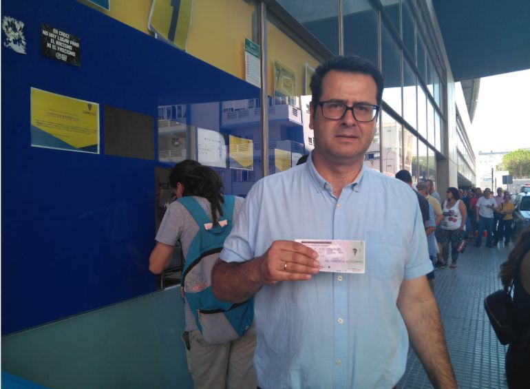 Un aficionado cadista posa junto con su entrada para el partido ante el Tenerife Un aficionado cadista posa junto con su entrada para el partido ante el Tenerife