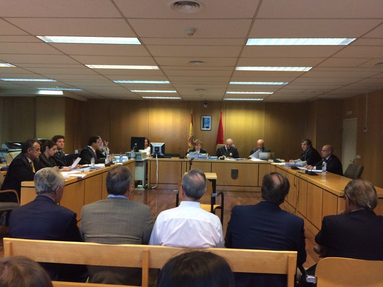 Los acusados antes de iniciarse la vista oral Los acusados antes de iniciarse la vista oral