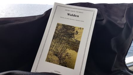 En el ferry he sacado de la bolsa el libro que me aconsejó mi amigo viajero Nacho Pamiés. Me he quedado frito antes de empezarlo, pero le hincaré el diente En el ferry he sacado de la bolsa el libro que me aconsejó mi amigo viajero Nacho Pamiés. Me he quedado frito antes de empezarlo, pero le hincaré el diente