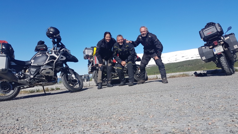 Con Jorge y Bea, majísimos viajeros madrileños de vuelta de Cabo Norte, con cosas muy chulas que contar. Me alegro de que nos hayamos cruzado. Con Jorge y Bea, majísimos viajeros madrileños de vuelta de Cabo Norte, con cosas muy chulas que contar. Me alegro de que nos hayamos cruzado.