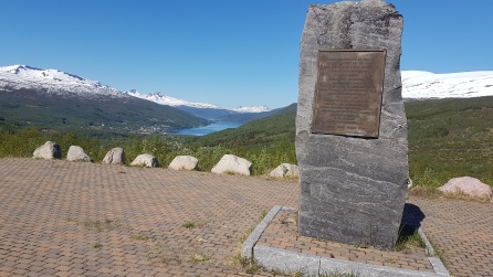 Una de las numerosas placas que bordean el fiordo de Narvik (Al fondo) y que recuerdan a las unidades participantes Una de las numerosas placas que bordean el fiordo de Narvik (Al fondo) y que recuerdan a las unidades participantes