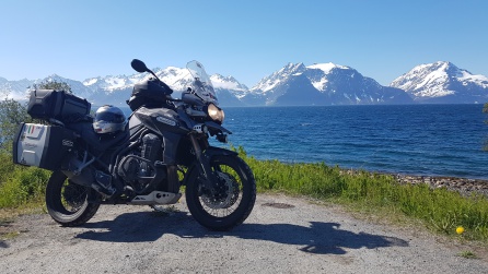 El fiordo Lyngen, delimitado al norte por los "Alpes Lyngen" El fiordo Lyngen, delimitado al norte por los "Alpes Lyngen"
