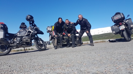 Jorge y Bea. A Samarkanda están pensando ya el próximo viaje, los pollos. Ojalá nos volvamos a cruzar. Buen viaje. Jorge y Bea. A Samarkanda están pensando ya el próximo viaje, los pollos. Ojalá nos volvamos a cruzar. Buen viaje.