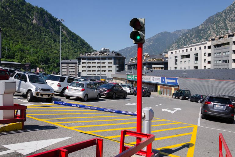 Aparcament del Fener, avui gestionat pel Comú d'Andorra la Vella. En dos anys els propietaris projecten un gran complex comercial a l'estil de la Roca Village. Aparcament del Fener, avui gestionat pel Comú d'Andorra la Vella. En dos anys els propietaris projecten un gran complex comercial a l'estil de la Roca Village.