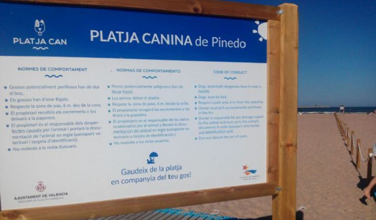 El cartel de la zona canina en la playa de Pinedo El cartel de la zona canina en la playa de Pinedo