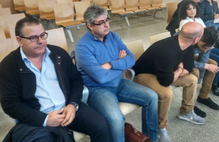 Los condenados durante el juicio en noviembre de 2016, a la izquierda los dos ex mandatarios de Jaraiz de la Vera Los condenados durante el juicio en noviembre de 2016, a la izquierda los dos ex mandatarios de Jaraiz de la Vera