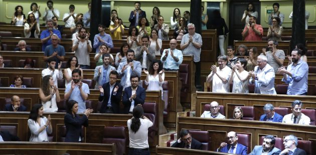 El líder de Podemos, Pablo Iglesias (c), es apludido por los diputados de su grupo parlamentario, tras la votación en el pleno del Congreso que ha rechazado hoy por 82 votos a favor, 170 en contra y 97 abstenciones la moción de censura que habían presentado contra Mariano Rajoy, y a la que optaba como candidato. La moción solo ha contado con el apoyo de los diputados del grupo parlamentario de Unidos Podemos, ERC, Compromìs y EH-Bildu, mientras que han votado en contra el PP, Ciudadanos, UPN, Foro Asturias y Coalición Canaria, y el PSOE, PNV, PDeCAT, PNV y Nueva Canarias se han abstenido El líder de Podemos, Pablo Iglesias (c), es apludido por los diputados de su grupo parlamentario, tras la votación en el pleno del Congreso que ha rechazado hoy por 82 votos a favor, 170 en contra y 97 abstenciones la moción de censura que habían presentado contra Mariano Rajoy, y a la que optaba como candidato. La moción solo ha contado con el apoyo de los diputados del grupo parlamentario de Unidos Podemos, ERC, Compromìs y EH-Bildu, mientras que han votado en contra el PP, Ciudadanos, UPN, Foro Asturias y Coalición Canaria, y el PSOE, PNV, PDeCAT, PNV y Nueva Canarias se han abstenido