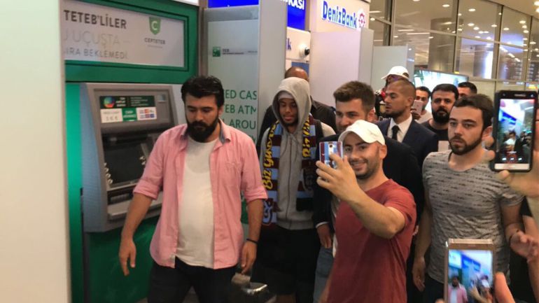 Theo Bongonda a su llegada a Estambul rodeado de aficionados Theo Bongonda a su llegada a Estambul rodeado de aficionados