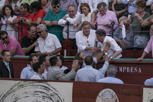Momento de la discusión tras las decisión del presidente del festejo ante la mirada atenta de la ministra de Defensa, María Dolores de Cospedal