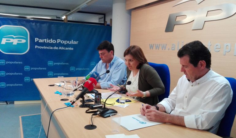 El portavoz del PP en Alicante (i), Luis Barcala, la líder del PPCV, Isabel Bonig (c)y el presidente provincial, José Císcar (d). El portavoz del PP en Alicante (i), Luis Barcala, la líder del PPCV, Isabel Bonig (c)y el presidente provincial, José Císcar (d).