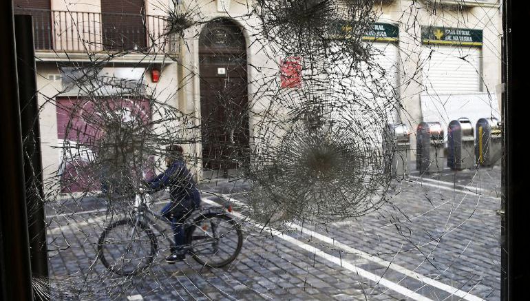 Estado en el que quedó el cristal de un establecimiento del Casco Viejo de Pamplona tras los incidentes registrados en la ciudad Estado en el que quedó el cristal de un establecimiento del Casco Viejo de Pamplona tras los incidentes registrados en la ciudad