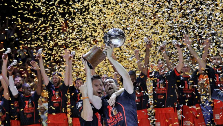 El capitán del Valencia Basket, Rafa Martínez (d), y su compañero, el base belga Sam Van Rossom, levantan la copa de campeones de la Liga ACB tras imponerse en el cuarto partido al Real Madrid. EFE-Manuel Bruque. El capitán del Valencia Basket, Rafa Martínez (d), y su compañero, el base belga Sam Van Rossom, levantan la copa de campeones de la Liga ACB tras imponerse en el cuarto partido al Real Madrid. EFE-Manuel Bruque.