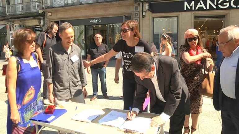 Carme Adán y otros profesores de filosofía recogen firmas en Príncipe Carme Adán y otros profesores de filosofía recogen firmas en Príncipe