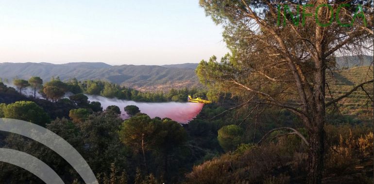 Efectivos del Infoca sobrevuelan Cerro Muriano Efectivos del Infoca sobrevuelan Cerro Muriano