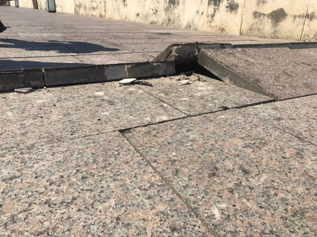 El calor daña el pavimento del Puente Romano El calor daña el pavimento del Puente Romano