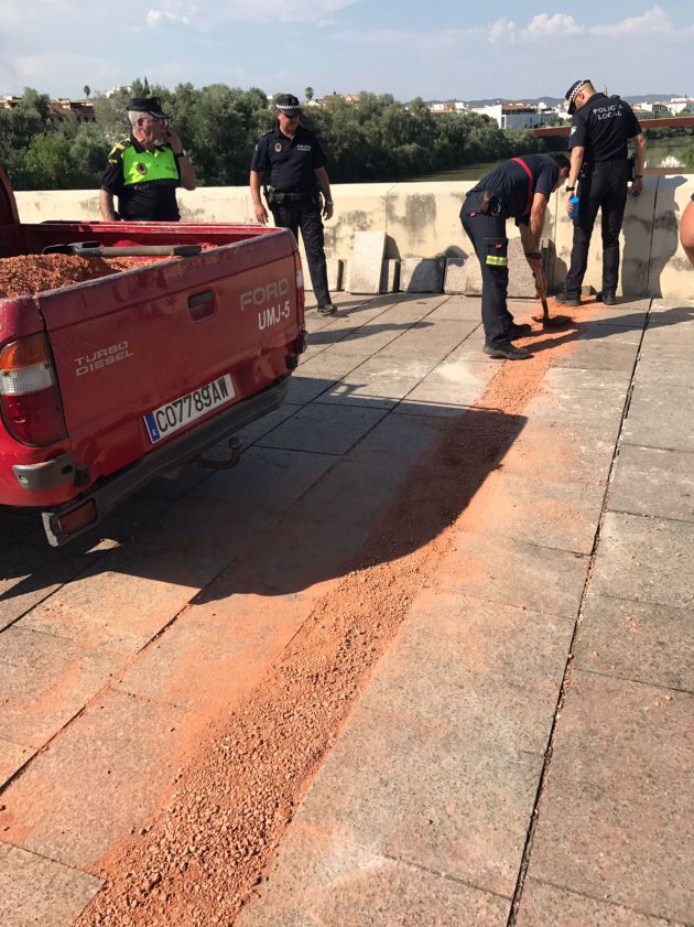 El calor daña el pavimento del Puente Romano El calor daña el pavimento del Puente Romano