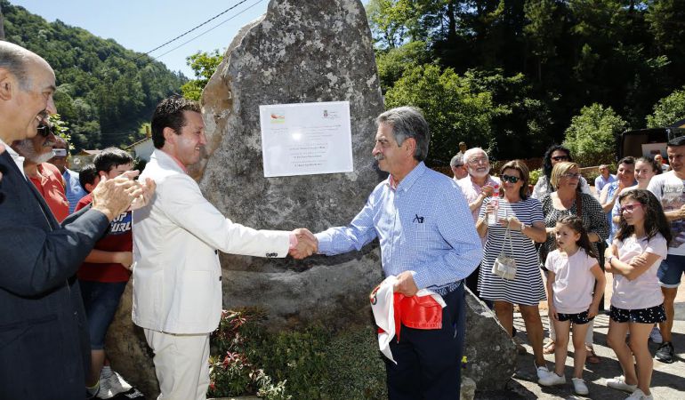 El presidente Revilla ha entregado a Cosío el premio al pueblo más bonito de Cantabria de 2016. El presidente Revilla ha entregado a Cosío el premio al pueblo más bonito de Cantabria de 2016.