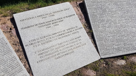 Placa en español y ruso colocada en 1997 Placa en español y ruso colocada en 1997